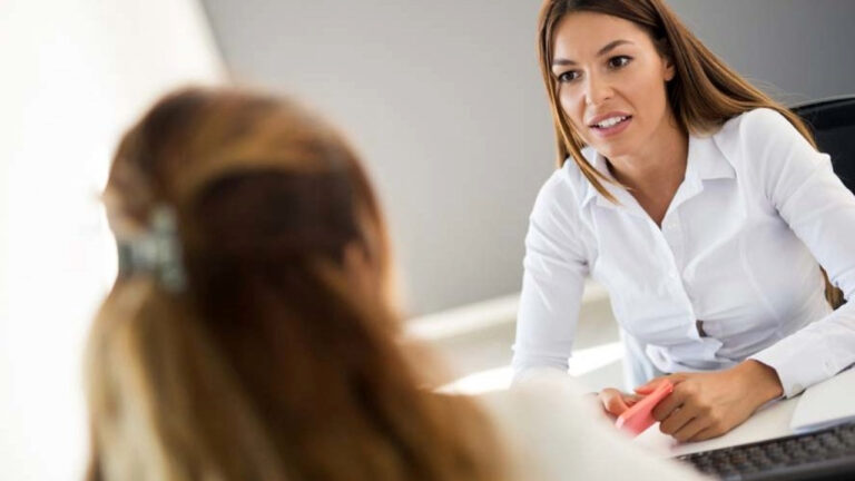 ¡10 consejos de comportamiento infalibles para brillar en tu entrevista de trabajo!