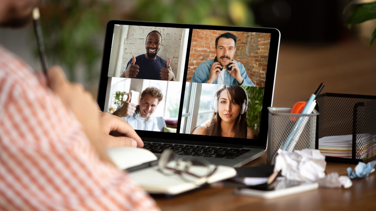Conheça a profissão que está conquistando os brasileiros: home office, horários flexíveis, pagamento em dólar e liberdade total. Veja como começar hoje mesmo!